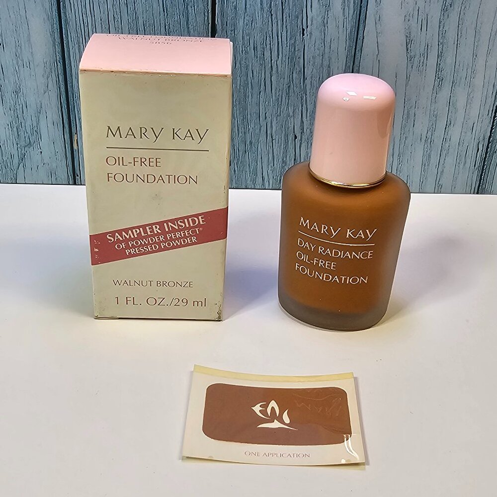 Mary Kay Day Radiance Oil-Free Foundation - Walnut Bronze #5856 - NIB -Old Stock